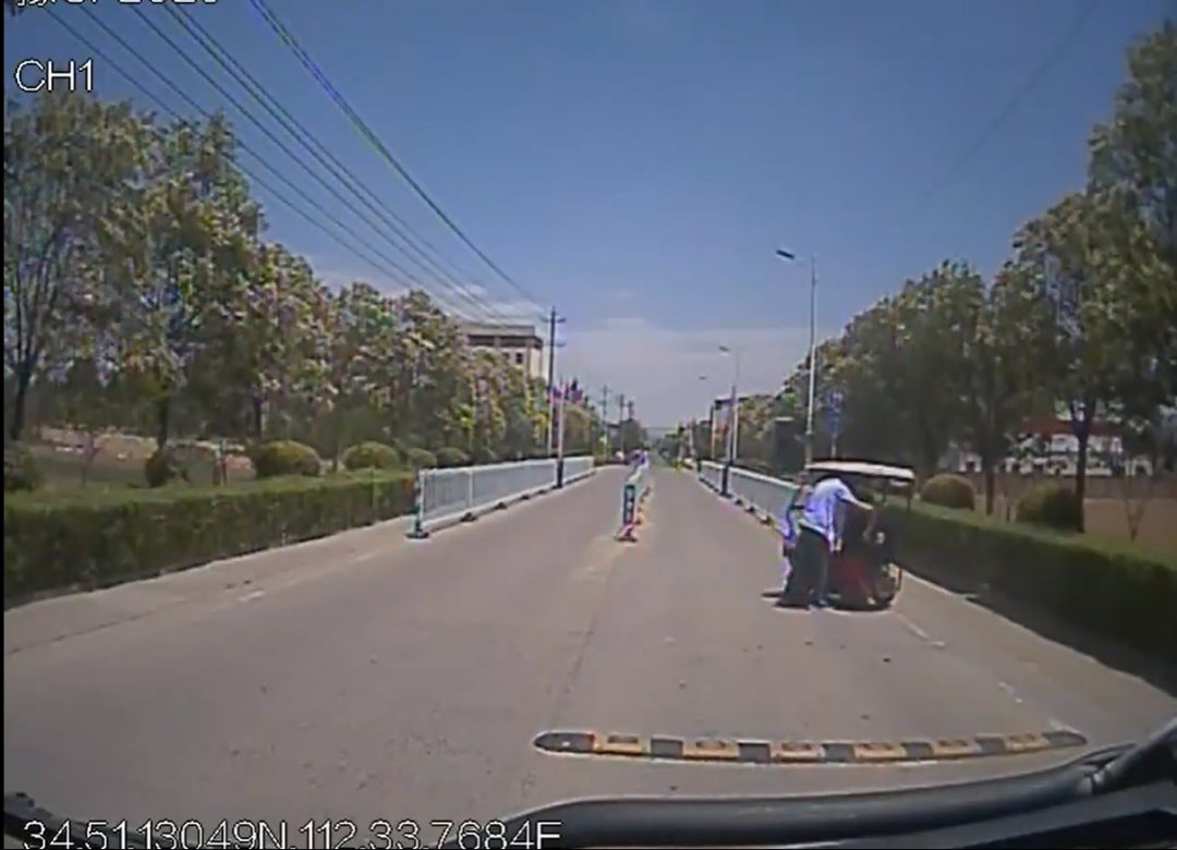 暖行洛城｜三輪車側(cè)翻老人被壓 交運(yùn)駕駛員緊急停車救援